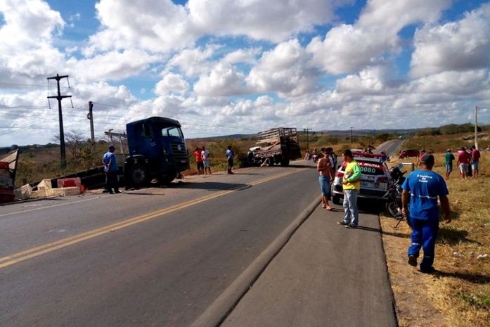 Caminhões colidem na entrada de Santana do Ipanema