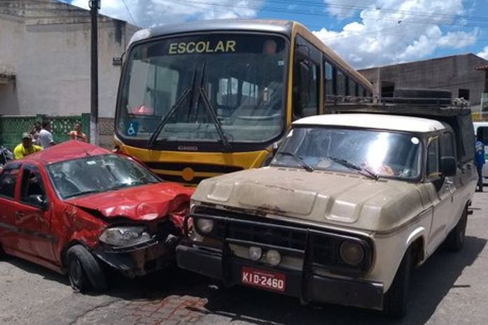 Ônibus escolar provoca acidente no centro de Santana do Ipanema