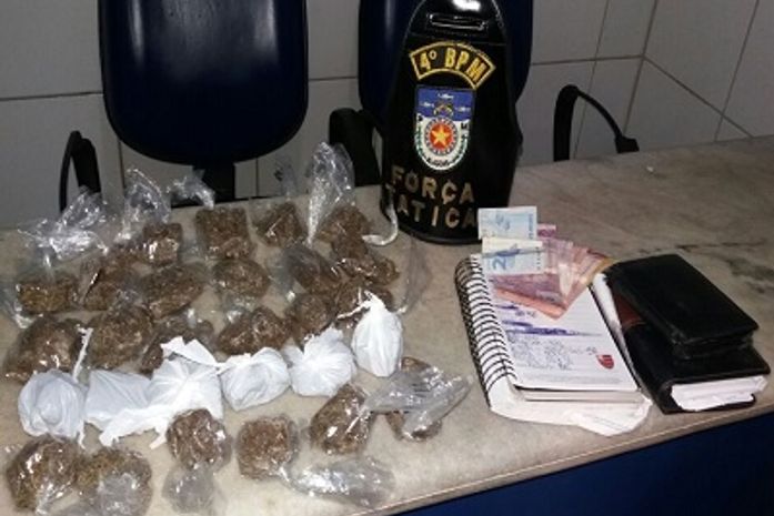 Droga apreendida pelo 4º BPM na casa de indivíduo acusado de Tráfico.