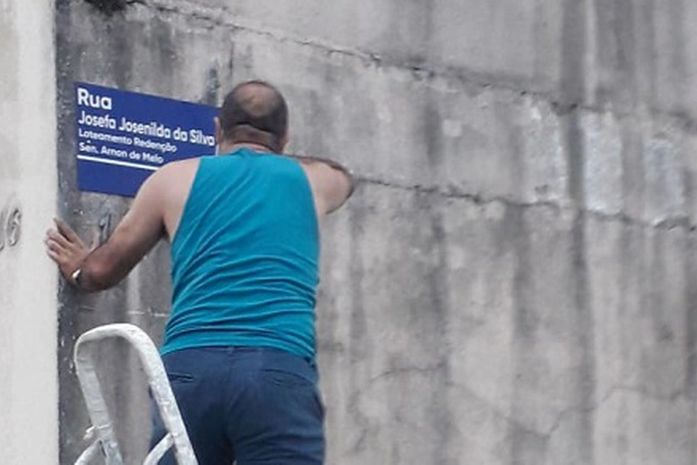 Moradores do Arnon de Mello em Arapiraca, se uniram e confeccionaram as placas de identificação de ruas do Bairro