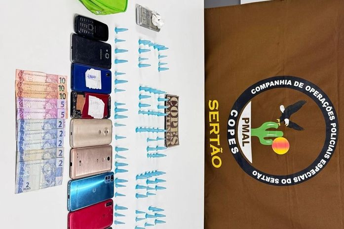 Mulher é presa com 87 pinos de cocaína, balança de precisão e nove celulares, no Sertão
