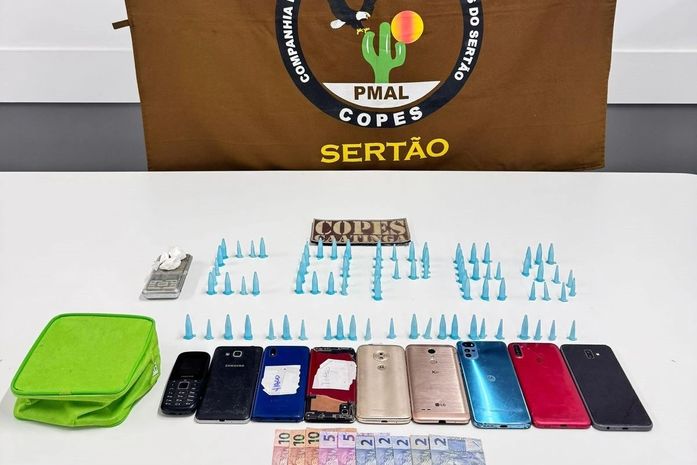 Mulher é presa com 87 pinos de cocaína, balança de precisão e nove celulares, no Sertão