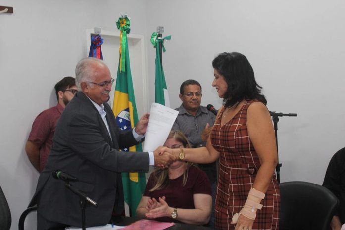 Teófilo dá posse a nova titular de Desenvolvimento Econômico e Turismo