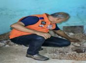 Geólogo coleta amostras para investigar superaquecimento e fumaça no chão em casas de Penedo