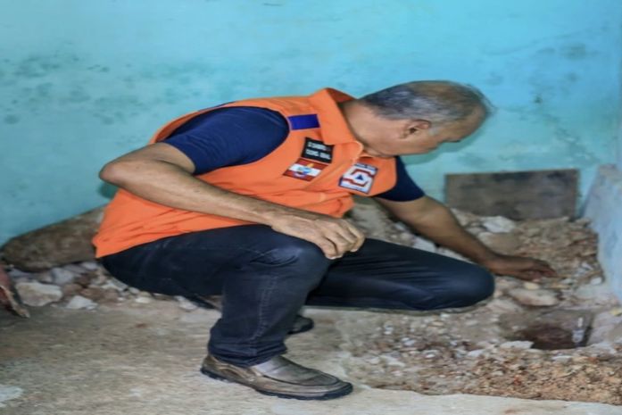 Geólogo coleta amostras para investigar superaquecimento e fumaça no chão em casas de Penedo