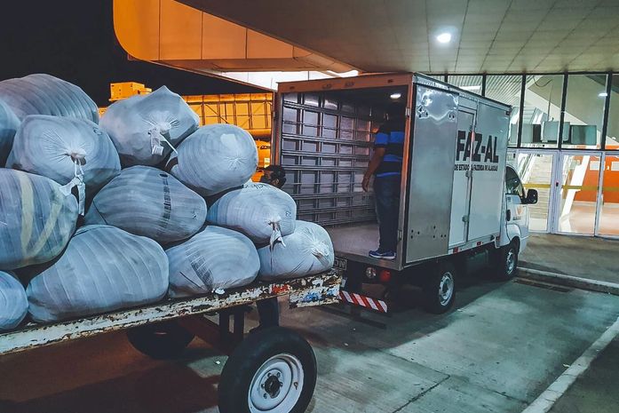 Sefaz Alagoas retém fardos de roupas sem nota fiscal no Aeroporto de Maceió