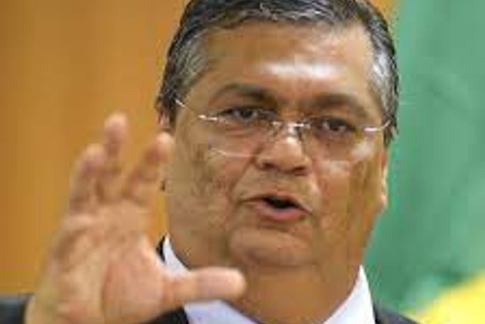 Flávio Dino, o ministro, exonera policial racista como ato de justiça e, pedagógico