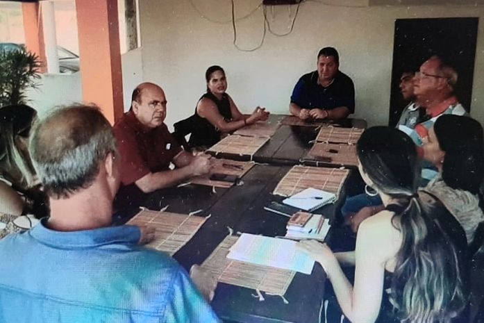 Reunião ocorreu na casa do próprio prefeito Vilela (camisa preta) com os secretários