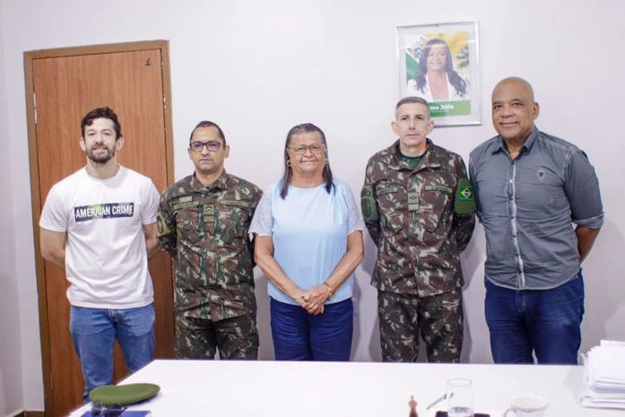 Prefeita Tia Júlia se reúne com representantes do Tiro de Guerra e reafirma apoio à instituição
