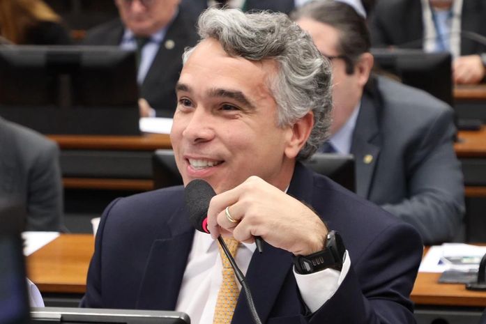 Rafael Brito defende a valorização da educação e aprova pagamento do piso a professores temporários