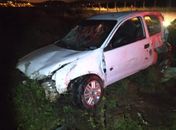 Mesmo ferido, motorista vai embora caminhando após perder controle de carro e capotar 