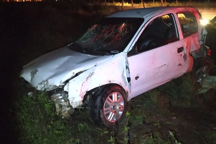 Mesmo ferido, motorista vai embora caminhando após perder controle de carro e capotar