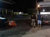 PRF prende condutor que fumava maconha enquanto dirigia caminhão