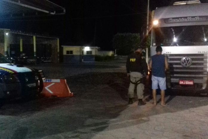 PRF prende condutor que fumava maconha enquanto dirigia caminhão