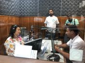 Rodrigo sendo entrevistado pela radialista Martha Martyres