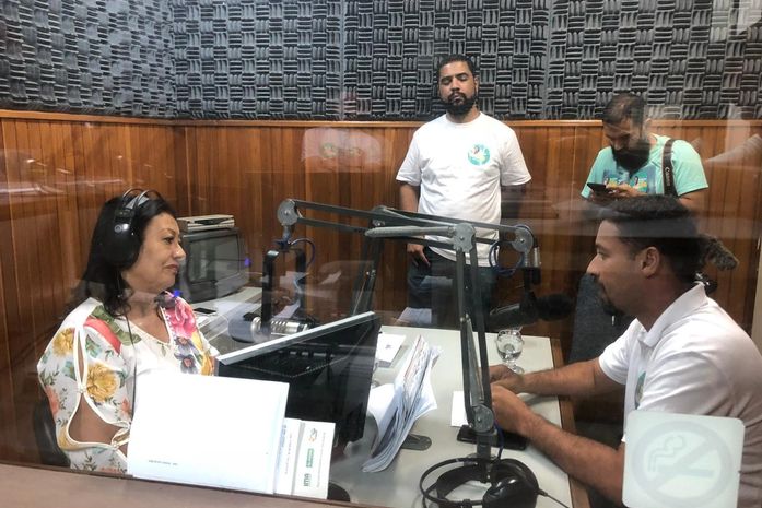 Rodrigo sendo entrevistado pela radialista Martha Martyres