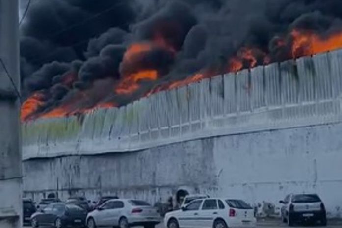 Vídeos: incêndio de grandes proporções atinge fábrica e assusta populares, no Distrito Industrial