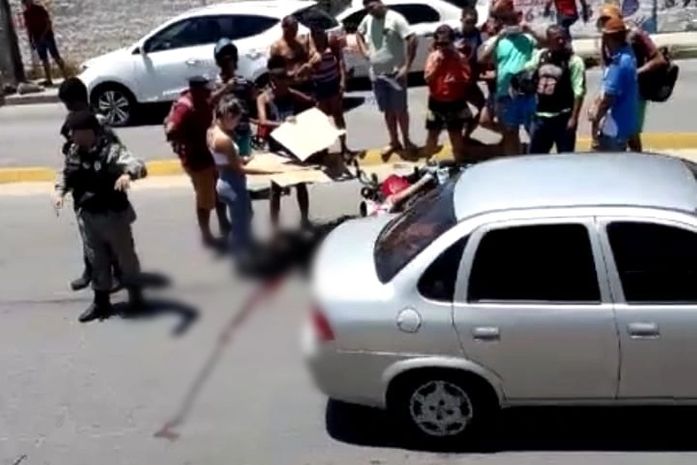 Vítima guiava uma motocicleta no bairro de Cruz das Almas quando foi atingida por disparo e morreu no local.