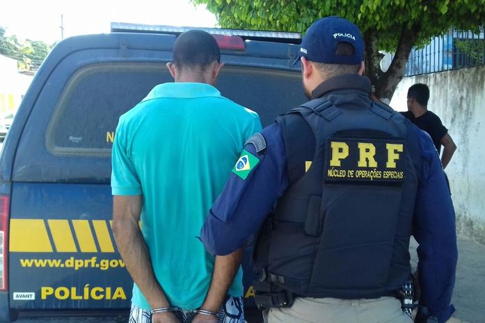 Foragido acusado de homicídio é preso pela PRF