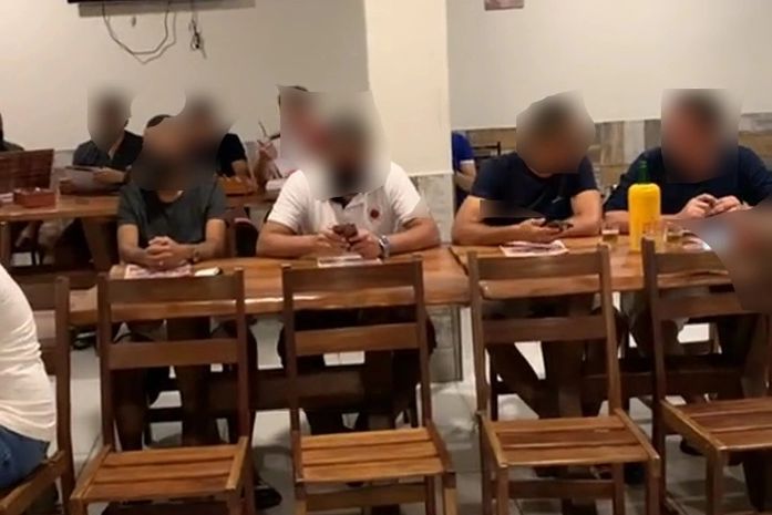 “Se na sala de aula não pode, daremos aula no bar”, defende professor de cursinho