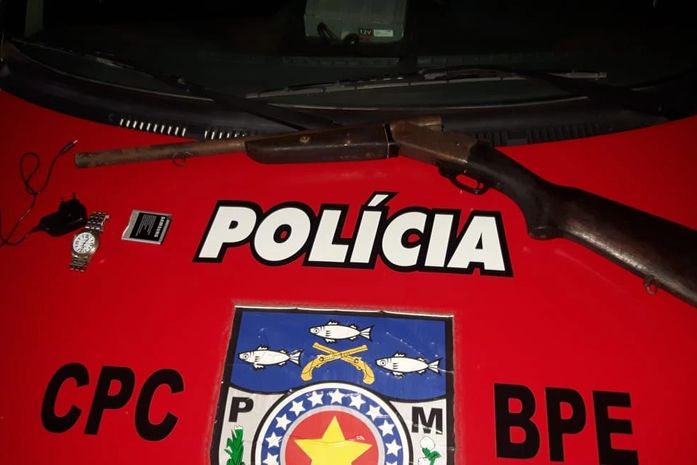 Policiais encontram espingarda ao abordar menor no Feitosa