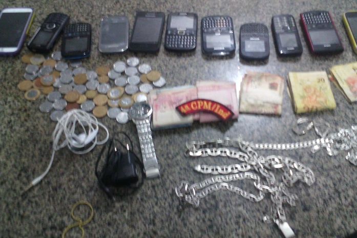 Após assalto, polícia prende dupla acusada de fazer arrastão em ônibus