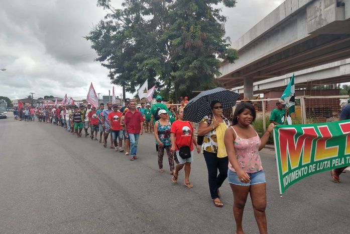 Movimento sem terra ocupa ruas de Maceió