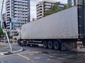 Vídeo: caminhão arrasta fios  e causa incêndio em poste em Maceió