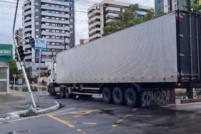 Vídeo: caminhão arrasta fios e causa incêndio em poste em Maceió