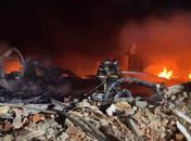 Bombeiros voltam à fábrica que pegou fogo para nova vistoria após madrugada de combate às chamas