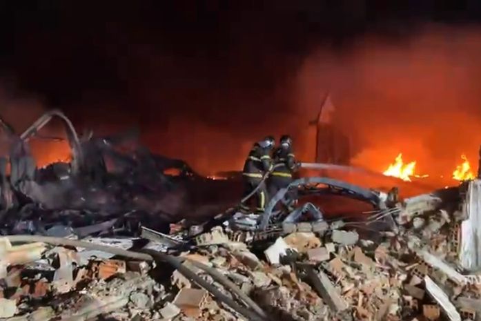 Bombeiros voltam à fábrica que pegou fogo para nova vistoria após madrugada de combate às chamas