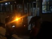 Impacto quebrou vidro de um dos coletivos e deixou passageiros levemente feridos.