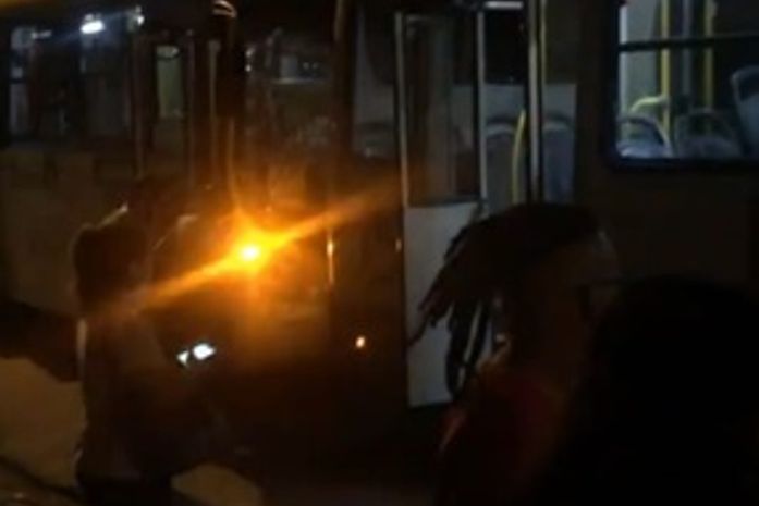 Impacto quebrou vidro de um dos coletivos e deixou passageiros levemente feridos.