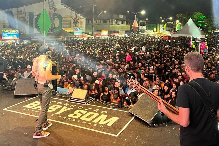 Público lota a Avenida no 1° dia do Forró para Nossa Gente, em Viçosa
