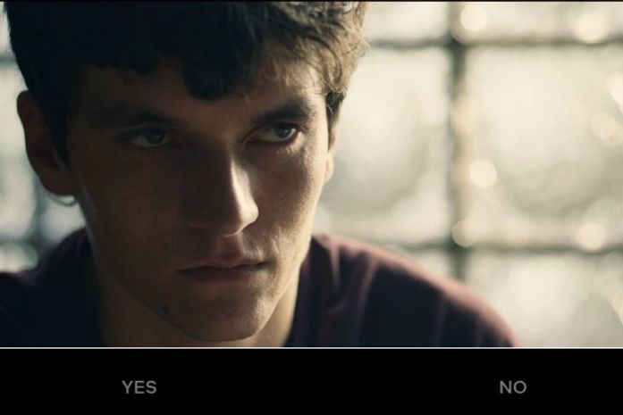 Você "comanda" as ações em "Black Mirror: Bandersnatch", filme interativo da Netflix