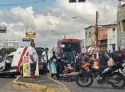 Mulher ficou ferida em acidente entre carro e ambulância no bairro do Farol, em Maceió. 