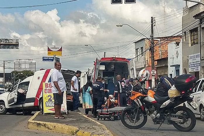 Mulher ficou ferida em acidente entre carro e ambulância no bairro do Farol, em Maceió.