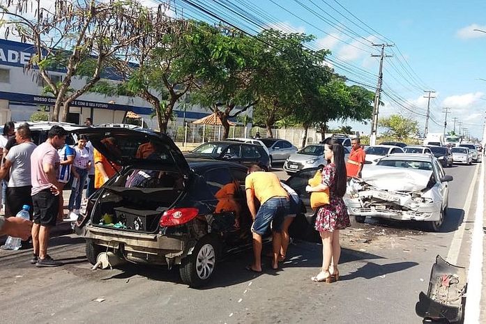 Colisão envolvendo caminhão, dois carros e duas motos deixa três pessoas feridas no Benedito Bentes