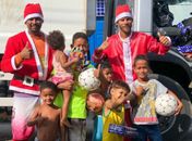 Garis da Secretaria Municipal de Serviços Públicos distribuem presentes para crianças de três bairros de Penedo
