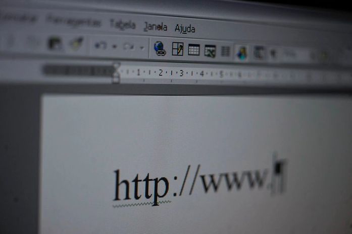 Internet completa 50 anos cercada de polêmicas