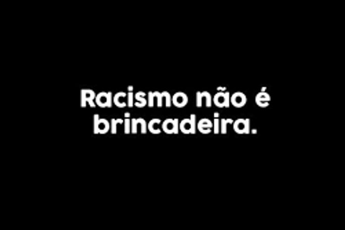 E a violência racista disfarçada de brincadeira, o tal humor negro , se faz permissivo, nas terras da internet e fora dela