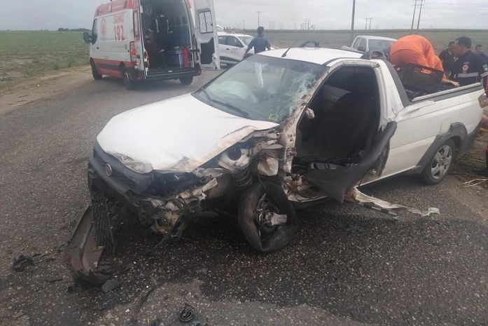Colisão envolvendo carro e caminhão deixou um homem ferido