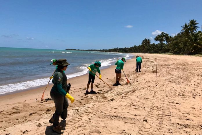 Equipes retiram óleo do litoral de Alagoas