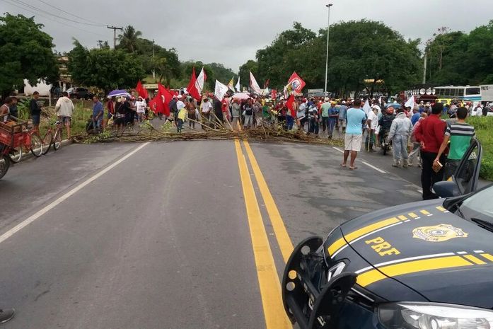 Trabalhadores rurais fazem protesto na BR-104 em União dos Palmares