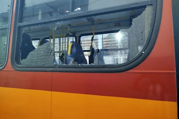 Ônibus da torcida do Penedense é vandalizado após partida contra o ASA, em Arapiraca