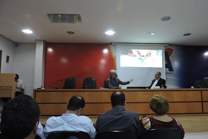 Casal discute regularização de débitos com prefeitos