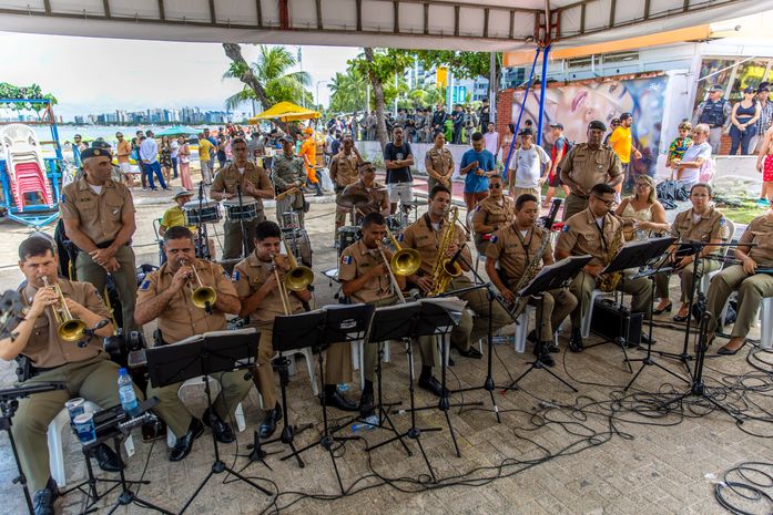 Banda da PM-AL anima o Marco dos Corais durante entrega histórica de equipamentos