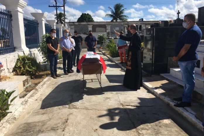 Em cerimônia restrita a familiares, Dr. Hélio Lopes é sepultado em Penedo