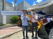 Prefeito de Santana do Mundaú recebe uma retroescavadeira do senador Collor