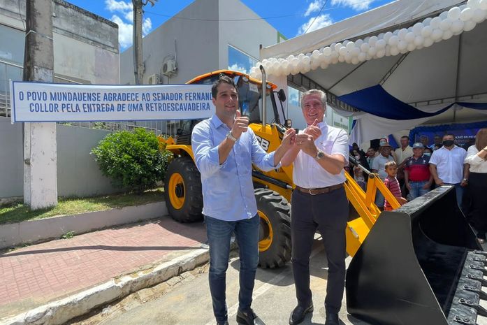Prefeito de Santana do Mundaú recebe uma retroescavadeira do senador Collor